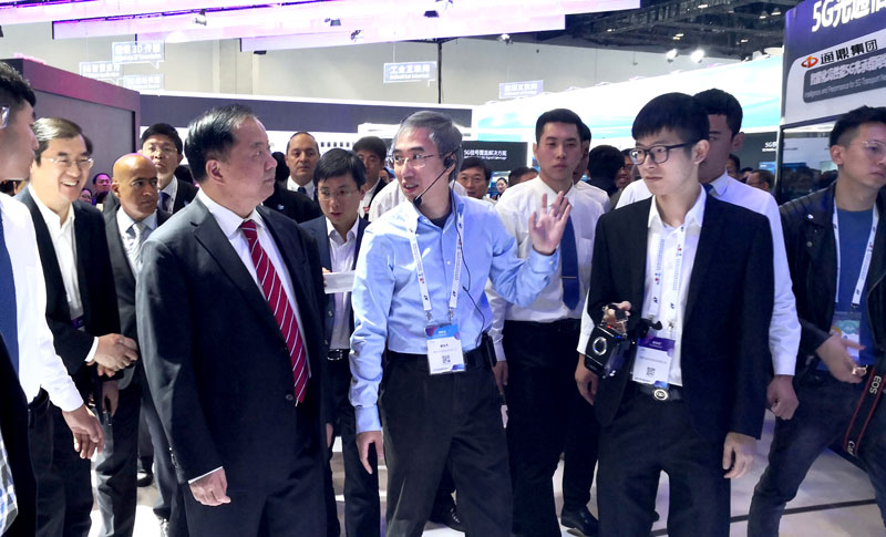 800-陈部长莅临ayx游戏app展台.jpg